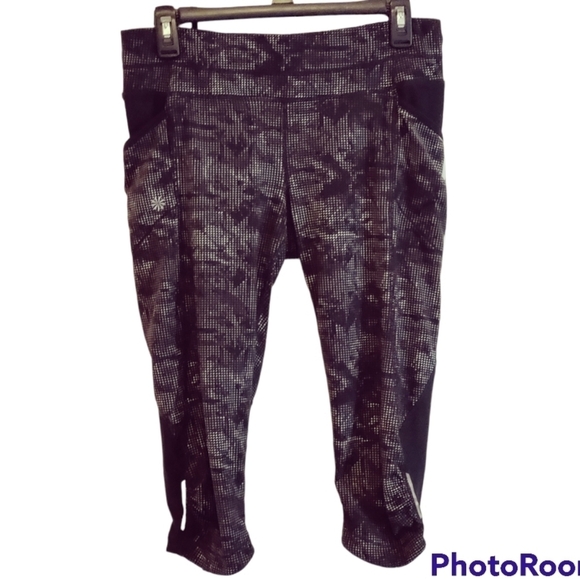 Athleta Pants - Athleta athletic cropped leggings size medium black and gray